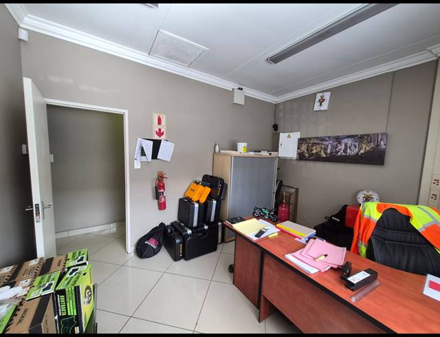 220M² OFFICE TO LET IN ALBERTON NORTH